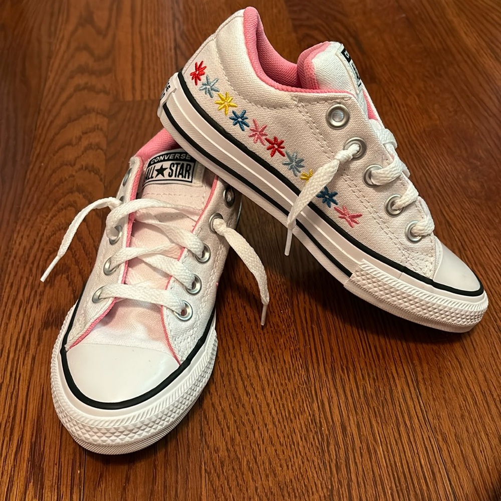 NWOT converse sneakers